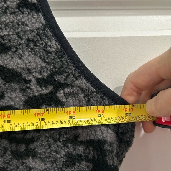 Vineyard Vines Camo Sherpa Harbor Vest Sz XL Cozy Outdoors Layering Preppy - Picture 7 of 11